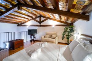 sala de estar con cama y TV en Villa Vittoria Hotel, en Alcamo