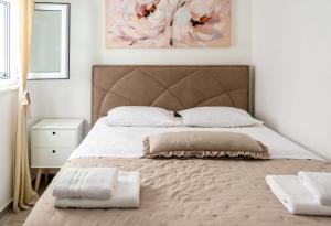 A bed or beds in a room at Apartman Kala