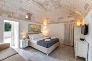 Postel nebo postele na pokoji v ubytování Villa Gli Arcangeli + 60 fotografií