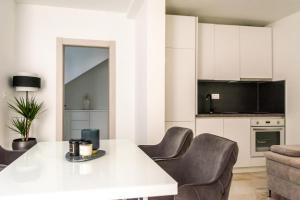 A kitchen or kitchenette at Apartman Kala