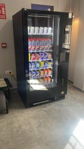 um frigorífico cheio de refrigerantes em Apartamentos Antequera em Antequera