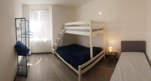 ein Schlafzimmer mit einem Etagenbett und einem blauen Bett in der Unterkunft Vacances en famille 4 étoiles à 30min des pistes de Ski Mont Dore Sancy in Messeix