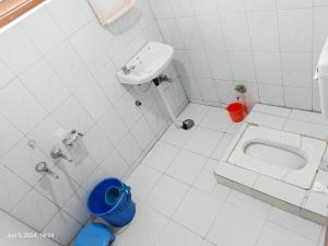 a bathroom with a sink and a toilet at Green Street in Pahalgām