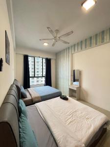 een slaapkamer met 2 bedden en een plafondventilator bij Allure - Casa Kayangan Meru Ipoh by GOSWELL in Ipoh