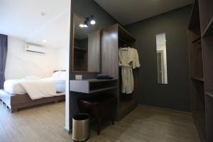 バンコクにあるU42 Hotel Bangkokのベッドルーム1室(ベッド1台、鏡、椅子付)