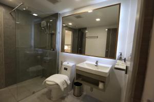 曼谷的住宿－U42 Hotel Bangkok，浴室配有卫生间、盥洗盆和淋浴。