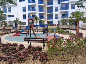 Résidence de Luxe avec Piscine à Costa Mar Playa في مرتيل: ملعب أمام مبنى الشقق