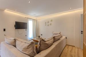 una sala de estar con un sofá y una mesa en Nikoleta Kassiopi Apartment, en Kassiopi