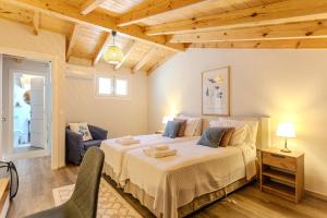 Un dormitorio con una cama grande en una habitación con techos de madera. en Nikoleta Kassiopi Apartment, en Kassiopi