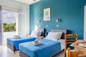 凱特利奧斯的住宿－Anastasia Studios Katelios，一间设有两张床和蓝色墙壁的客房