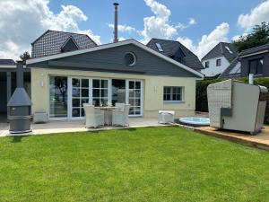 a house with a yard with a lawn sidx sidx sidx at Fleesensee Resort & Spa in Göhren-Lebbin