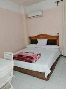 - une chambre avec un lit et une couverture dans l'établissement شقة الولاء Loyalty apartment, à Dumyāţ al Jadīdah