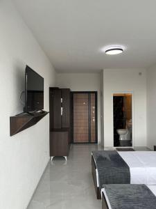 TV a/nebo společenská místnost v ubytování Hostel Jusaj Glob