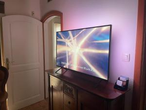 Televisyen dan/atau pusat hiburan di B&B Monroe