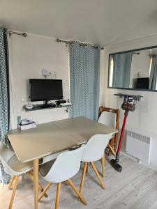 Μια τηλεόραση ή/και κέντρο ψυχαγωγίας στο Mobil home camping les Viviers 8 personnes