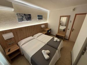 ein Hotelzimmer mit einem Bett mit Handtüchern darauf in der Unterkunft Hostal Santa Clara in L'Estartit