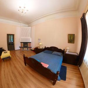 een slaapkamer met een bed in het midden van een kamer bij STONE GARDEN 2 in Liepāja