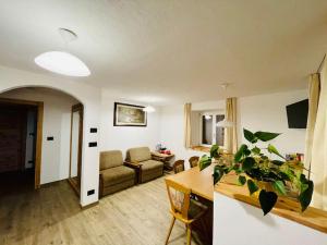 a living room with a table and a couch at Neuhäusel-Hof Appartments in Avigna