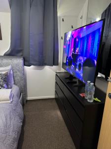 Fotografie z fotogalerie ubytování Lux 1 bedroom and a private bathroom in a shared flat with free parking and Netflix v destinaci Wormley