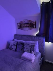 Fotografie z fotogalerie ubytování Lux 1 bedroom and a private bathroom in a shared flat with free parking and Netflix v destinaci Wormley