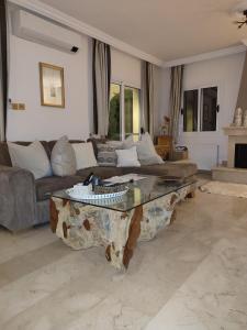 ein Wohnzimmer mit einem Sofa und einem Couchtisch in der Unterkunft Casa Santos Kyrenia in Kyrenia