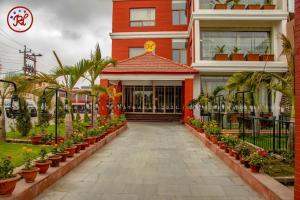 un edificio con piante e fiori di fronte di RATNA HOTEL a Birātnagar