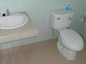 une salle de bain avec des toilettes blanches et un lavabo dans l'établissement Lanta Together, à Ko Lanta 24 autres photos