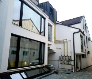 una vista esterna di un edificio con grandi finestre di Casa Toni a Bistriţa