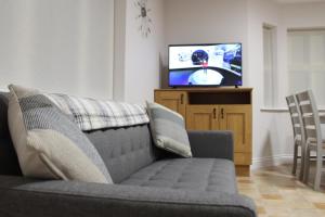 TV a/nebo společenská místnost v ubytování Dunneill River Rest