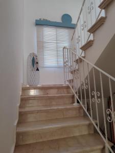 eine Treppe in einem Haus mit Holztreppe in der Unterkunft Casa Santos Kyrenia in Kyrenia