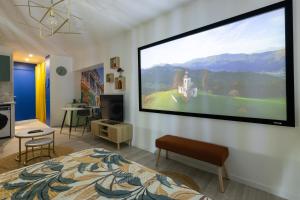 TV a/nebo společenská místnost v ubytování Rétro movies studio