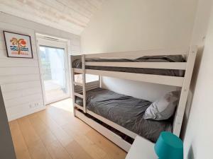 ein kleines Zimmer mit zwei Etagenbetten in der Unterkunft Jolie maison de vacances à 5 mn à pied des plages in Landéda