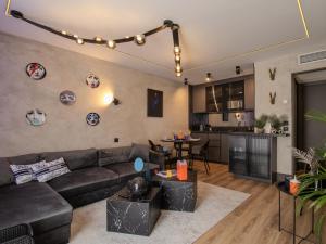 a living room with a couch and a kitchen at Frontière Monaco - Hypercentre - BX in Beausoleil