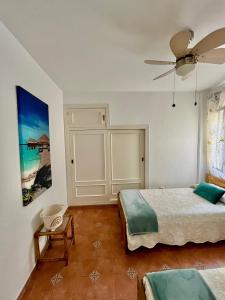 Кровать или кровати в номере La Tortuga I, encantador apartamento con garaje en primera línea de playa