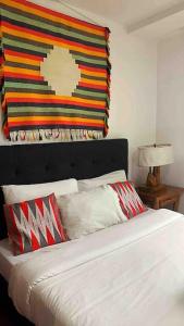 Ένα ή περισσότερα κρεβάτια σε δωμάτιο στο Homey Studio Condo Unit with Balcony in Megatower 3 Residences