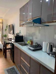 Η κουζίνα ή μικρή κουζίνα στο Homey Studio Condo Unit with Balcony in Megatower 3 Residences