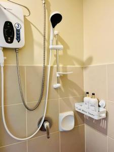 y baño con ducha y secador de pelo. en Spacious Stylish Studio Unit at Aspira Towers, en Cagayan de Oro
