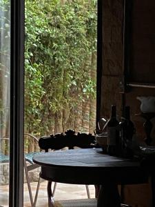 une table devant une porte en verre avec une fenêtre dans l'établissement LaPianta, à Monte Verde