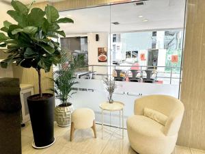 Uma área de estar em The Snooze Hotel at Bugis