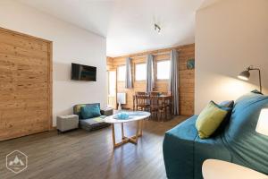 un salon avec un canapé et une table dans l'établissement Côté-Bourget 4 pers L'ORGERE proche La Norma Aussois, à Villarodin-Bourget