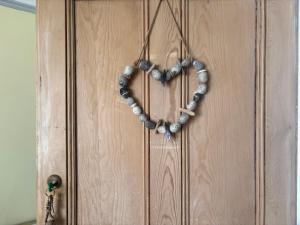 serce wykonane z kamieni na drewnianych drzwiach w obiekcie Seaforth St Ives w St Ives