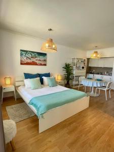 1 dormitorio con 1 cama grande y cocina en Brisa Apartment Vilamoura, en Vilamoura