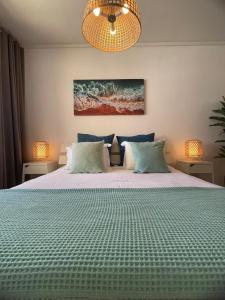 1 dormitorio con 1 cama con edredón verde en Brisa Apartment Vilamoura, en Vilamoura