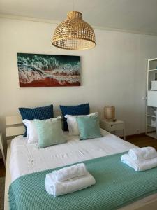 1 dormitorio con 1 cama grande y 2 toallas. en Brisa Apartment Vilamoura, en Vilamoura