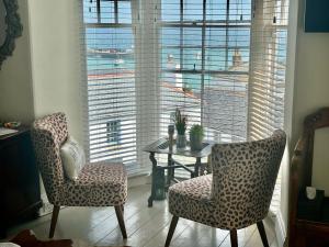 une chambre avec une table, deux chaises et une fenêtre dans l'établissement Seaforth St Ives, à St Ives