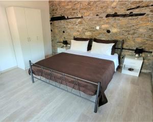 Postel nebo postele na pokoji v ubytování Traditional Stone Villa "To Petrino"