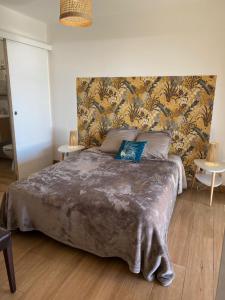 a bedroom with a large bed with a wall at DOLCE VITA-Calme-Vue Mer in Chiatra