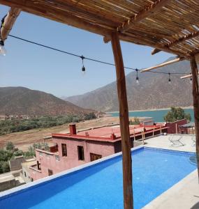 - une vue depuis le toit d'une maison avec piscine dans l'établissement Ouirgane discovery lodge, à Ouirgane