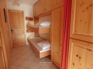 une petite pièce avec deux lits superposés dans l'établissement Studio rénové avec cabine - 26m² - 5 pers - Balcon exposé sud - Près skibus et remontées mécaniques - FR-1-458-125, au Grand-Bornand