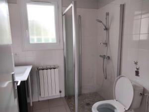 Koupelna v ubytování Appartement Royan, 2 pièces, 4 personnes - FR-1-494-130